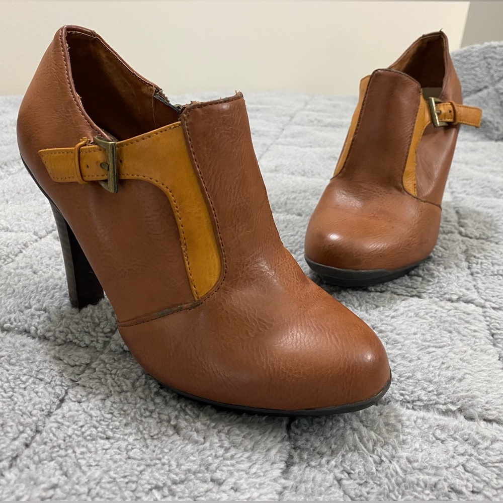 3/$20 Gorgeous Kenneth Cole Reaction heels